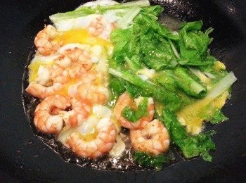 step2: 備好所有材料.取一鍋將蝦仁炒熟再加入小白菜和雞蛋稍微煎一下