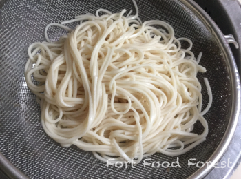 step8: <span class="group_1">冷麵</span> 參考包裝上的食用方法準備<span class="group_1">冷麵</span>. 我用的是冷麥麵(ひやむぎ), 煮法是用滾水煮4分鐘, 之後用凍水過冷河. 如有時間, <span class="group_1">冷麵</span>過冷河後可放冰箱雪 5-10分鐘.