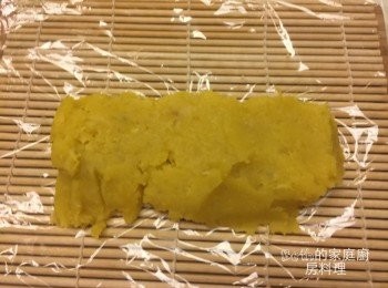 step3: 壽司捲簾鋪上一張保鮮膜，再放上地瓜泥