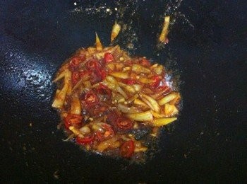 step2: 取出鍋加入1匙食油，爆香蒜蓉，大蔥絲和辣椒丁。