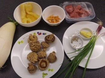 step1: 準備材料, 乾魚膘浸軟身, 冬菇浸軟, 白蘿蔔去皮後滾刀切備用, 蝦乾浸軟身, 胡椒粒用茶包袋包好, 瘦肉切片備用, 蔥頭尾用作汆水用, 留部份切粒。