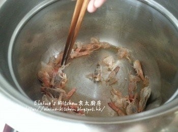 step8: 煲內加少許油 , 加入蝦頭及蝦殼爆香至轉色