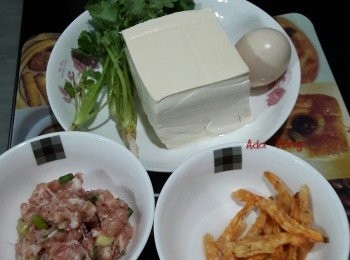 step1: 準備所有材料，蝦乾先浸下，肉碎用小許油，鹽，生粉，胡椒粉，糖醃下，將豆腐，芫茜，蔥切粒，蛋搞拌均勻。