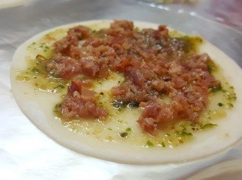 step3: 將叉燒碎放在餃子皮上。