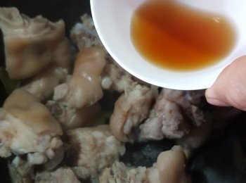 step5: 贊紹興酒1湯匙炒勻