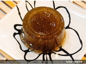 step2: 取一碗盤，將黑木耳健康凍自包裝盒中，直接倒扣在碗盤上。