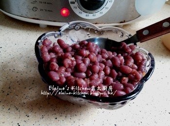 step8: 之前紅豆煮好後焗30分鐘 , 盛起紅豆用白糖及黃糖拌勻備用