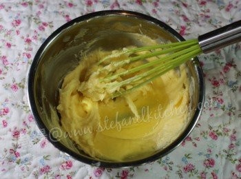 step2: 當麵糰混和後，逐少加入麵粉繼續打至光滑，及加入另一半蛋白混合至光滑