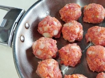 step3: 在不銹鋼煎鍋掃上少許油, 再將肉丸放上。
