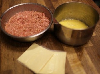 step1: 胡蘿蔔末加入絞肉及調味料 蛋液加入一點點高湯及太白粉