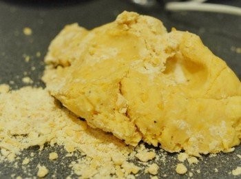 step5: 再下兩湯匙水拌勻，用手將麵團堆在一起（如太乾可加點水，太濕便加點麵粉）不用搓很久，成麵團便可。用保鮮膜包好，放入雪櫃一小時