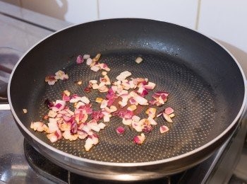 step5: 以中火燒熱鍋子，加少許油，油熱後下洋蔥炒 3 – 4 分鐘至金黃軟身。