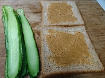 step2: 土司塗花生醬。