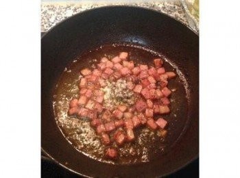 step3: 平底鍋放適量的橄欖油(火腿油少所以要放比用培根的多ㄧ倍)，把火腿丁煎到赤赤，加入少許黑胡椒粉，下蒜末，關火用餘溫把蒜頭炒香，煮好的麵瀝乾後，倒入平底鍋略為拌ㄧ下讓麵條吃到油，也讓鍋子降溫。