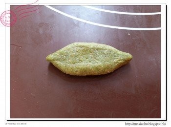 step5: 完成醒麵後, 拍打麵團排出空氣。
南瓜麵團滾圓, 菠菜麵團搓成樹葉型, 按扁。