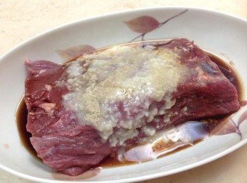 step1: 牛排入醃料冰存1天， 醃料：塩麴、醬油丶胡椒粉