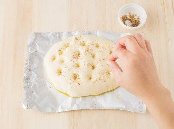 step29: 再撒上少許鹽（分量外）與乾燥香草