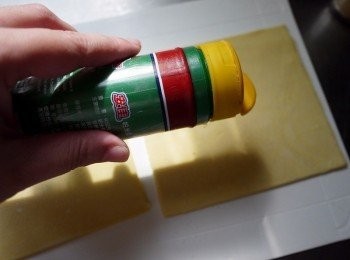 step2: 起酥片塗上蛋液(亦可不塗)撒上起司粉與少許的鹽