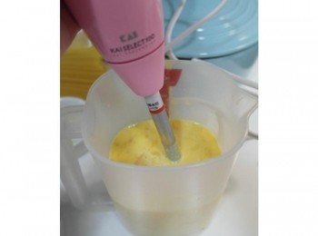 step7: 將液體倒入另一容器拿起攪拌棒均勻地打~~ 打至無塊狀即可!!!