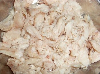 step2: 燒熱油鑊轉最細火，放入魚肉不停用鑊鏟炒散成碎粒狀