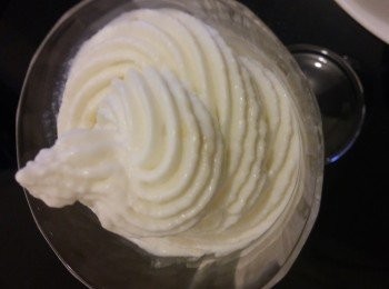 step7: 假如沒有雪糕機就將全部材料用電動打蛋器攪勻後雪入雪櫃一小時後用叉抓起雪糕再雪,因為我地做軟雪糕，所以再雪半小時感覺有啲硬度，就可以放入唧袋,唧出雪糕。