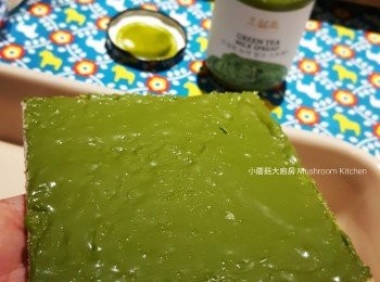 step1: 厚切麵包一片塗上OSULLOC 極濃綠茶牛奶醬