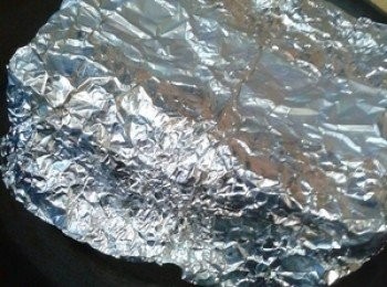 step4: 接著蓋上錫紙或用保鮮膜蓋​​好，這樣可以防止蒸鍋蓋子上的水蒸氣滴入蛋液中產生氣泡，然後大火燒開再轉中小火蒸15～20分鐘至蛋液凝固即可取出。