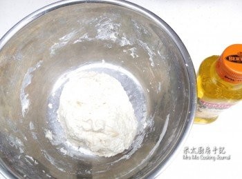step2: 把所有材料置大盤中，用手把所有材料混合並搓成一麵糰，把麵糰放入一膠袋中靜置15分鐘。