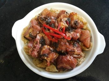 step6: 將麵筋裁切細件放底，再將醃好排骨放上面