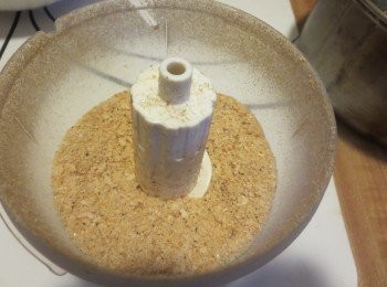 step4: 把炒好的虾皮到入搅拌机，搅拌到粉碎即可，磨碎后可以大量食用和使身体容易吸收，本身也要多吸收vitamin D,幫助吸收钙。