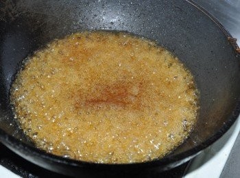step6: 倒入鍋中與煸熱的砂糖不斷的均勻攪拌滾煮