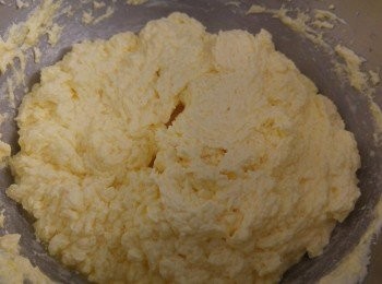 step3: 蛋液分幾次加入牛油cream內,每次加入都需要用攪拌器攪混,令到蛋液和牛油cream鬆起。