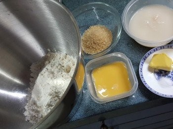 step1: 酵母粉用水開溶,將麵粉,糖.,鹽拌勻,加入有酵母水搓至光滑起筋(拉麵糰不易斷開)再加入牛油搓至光滑