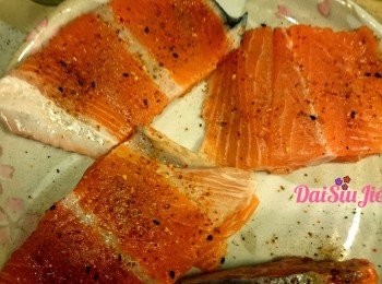 step1: 三文魚洗淨擦乾，兩邊都灑上味椒鹽及七味粉，放置十分鐘。