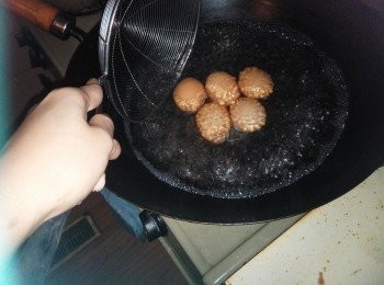 step2: 大火煮開水後，輕輕將蛋放入，转去中火偏小的火力，持續煮6分鐘，（(注明，時間按蛋大小調節一下 **不同爐具火力不一，最好先做一次，查看結果，作下次準則））這是比較完美的時間，大概是5-6分熟的狀態，這段時間千萬不要離開鍋，用用具輕輕打圈攪動雞蛋，可令蛋黃固定在蛋的中央，可確保蛋黃在蛋的中心部位，保證切開的時候半截面是完美的形狀