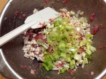 step1: 豬絞肉、透抽、蝦仁剁至有黏性加入塩、香蒜粒