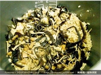 step4: 待電子鍋響起飯煮好的聲音時，即代表黑菇醬蒸飯已接近快完成階段。