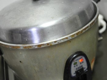 step9: 放入辛苦不停歇的【大同電鍋】外鍋約1碗水蒸煮到電源跳起後，悶個10分鐘