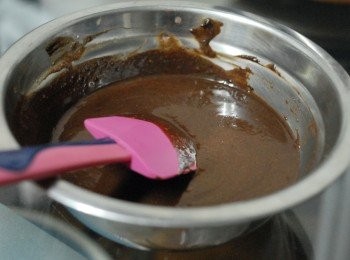 step5: 巧克力慕斯做法：用隔水加熱或微波爐將巧克力溶化。用3湯匙水與魚膠粉/吉利丁拌勻