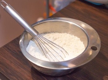 step2: 低筋麵粉，泡打粉及鹽用手動打蛋器拌勻打散粉粒備用