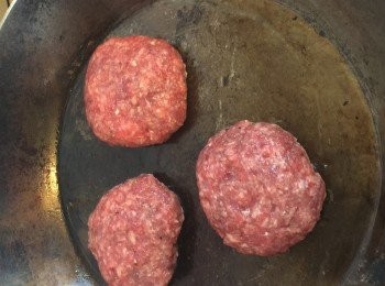 step1: 先把所有材料全部撈勻醃15分鐘，然後取出手掌心大小嘅肉輕輕按扁。中間放入芝士片，然後上面蓋上一樣大小的肉安室周圍，然後左右手交替拋來拋去，形成厚的圓形。