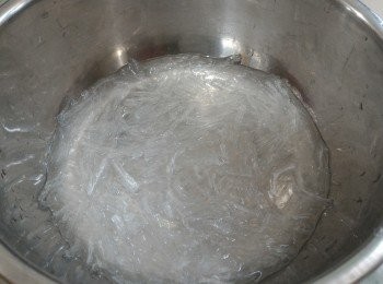 step2: 大菜絲剪碎後用200ml水浸軟，然後連水倒入小鍋內及加入砂糖，先用大火煮沸再轉小火把大菜煮溶，待降溫。