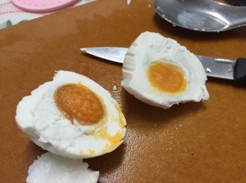 step1: 苦瓜洗淨後切開去中間白色部份切片，用少許鹽醃一下再沖水，可去甘苦味，再沖水瀝乾備用 
咸蛋蒸熟後切半，分開蛋白蛋黃，蛋白切粒備用