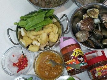 step1: 蝦剝殼用鹽，豆粉洗乾淨，吸乾水。蝦殼留用。花甲浸鹽水，洗淨。
豆卜，秀珍菇，荷蘭豆洗淨。
蔥頭，蒜頭切片；蔥切段。
冬蔭公用1湯匙紹興酒開溶。