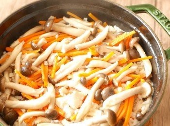 step8: 蓋上，調到小火煮15分鐘後關火，不要打開，多燜5分鐘，打開後輕輕拌勻。