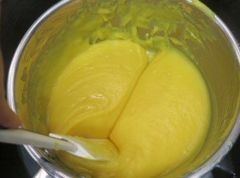 step12: 到碗內的材料煮成一團，用匙子刮上來反轉不會輕易掉下
再將碗內的奶黃倒至另一個不沾鍋用小火再邊拌邊煮一會，至稠稠的質惑似是bb吃的米糊狀就可以了