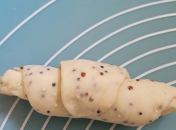 step5: 這樣捲出來的牛角層數可以更多
(界一刀的用意可將其濶面比較顯得更大更深)