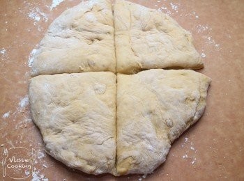 step7: 取出平均分成4等份 (或分成6等份, 總之每個麵團大小相約就可以了)