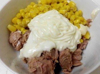 step1: 將甜玉米、金槍魚、美乃滋攪拌均勻備用
