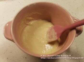 step2: 低筋麵粉加入少許鹽及鰹魚粉, 倒入清水充分拌勻至沒有粉粒